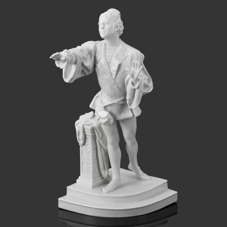 Статуэтка «Артист Л.В. Собинов в партии Ромео в опере Ш. Гуно «Ромео и Джульетта», по модели С.Н. Судьбинина, фарфор, Ленинградский фарфоровый завод (ЛФЗ), СССР, 1950-1960 гг.