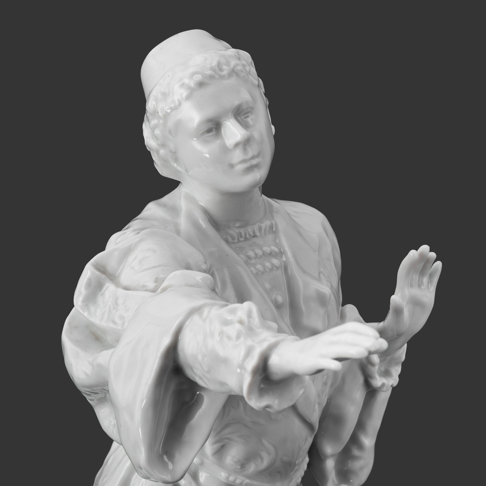 Статуэтка «Артист Л.В. Собинов в партии Ромео в опере Ш. Гуно «Ромео и Джульетта», по модели С.Н. Судьбинина, фарфор, Ленинградский фарфоровый завод (ЛФЗ), СССР, 1950-1960 гг.