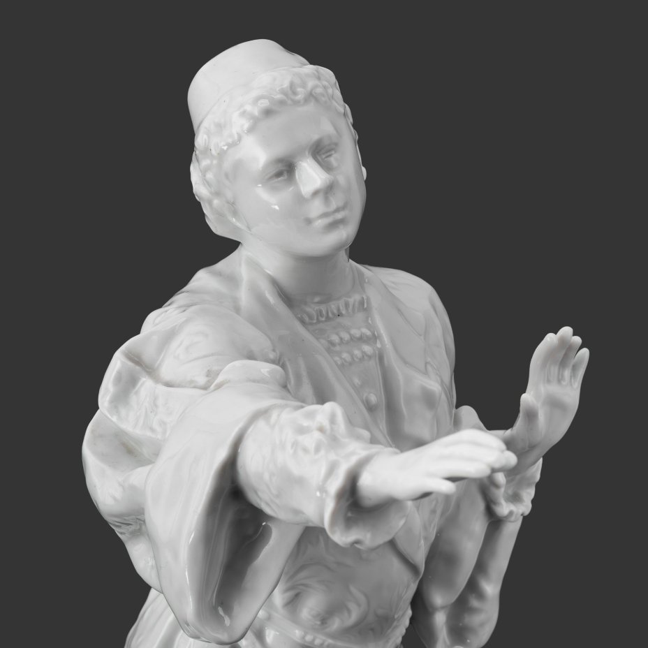 Статуэтка «Артист Л.В. Собинов в партии Ромео в опере Ш. Гуно «Ромео и Джульетта», по модели С.Н. Судьбинина, фарфор, Ленинградский фарфоровый завод (ЛФЗ), СССР, 1950-1960 гг.