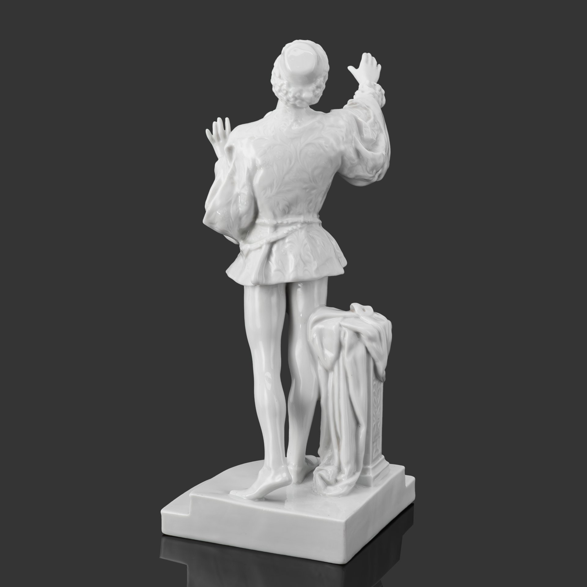 Статуэтка «Артист Л.В. Собинов в партии Ромео в опере Ш. Гуно «Ромео и Джульетта», по модели С.Н. Судьбинина, фарфор, Ленинградский фарфоровый завод (ЛФЗ), СССР, 1950-1960 гг.