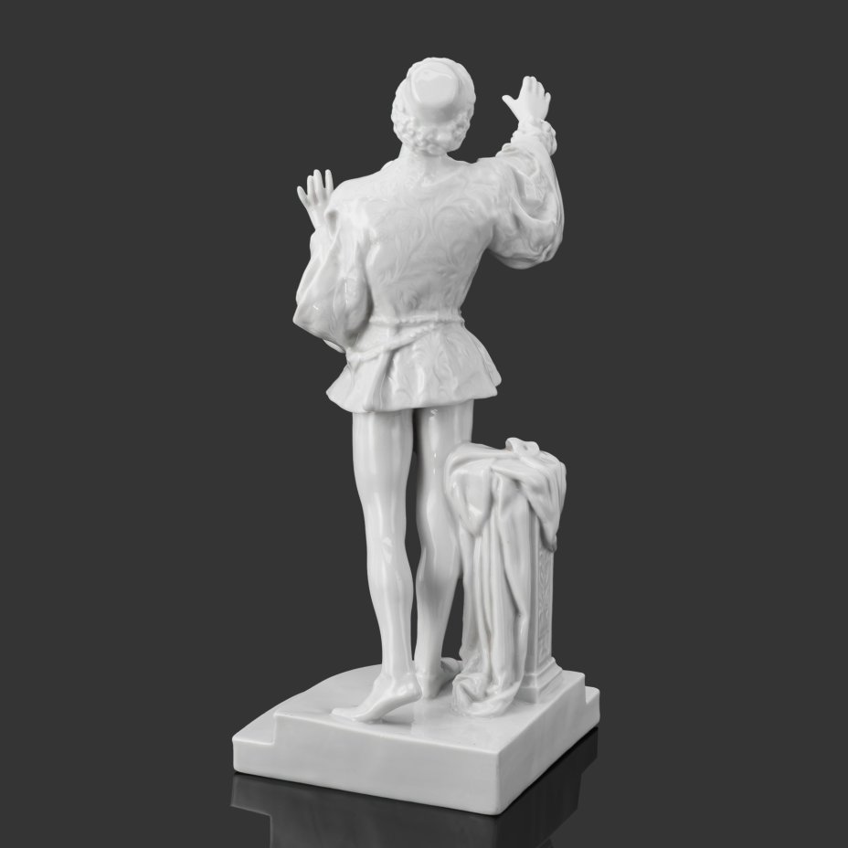 Статуэтка «Артист Л.В. Собинов в партии Ромео в опере Ш. Гуно «Ромео и Джульетта», по модели С.Н. Судьбинина, фарфор, Ленинградский фарфоровый завод (ЛФЗ), СССР, 1950-1960 гг.