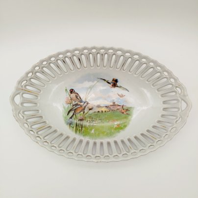 Сухарница овальной формы с прорезным бортом, украшенная изображением пейзажа и птиц, фарфор, деколь, золочение, Западная Европа, 1900-1930 гг.