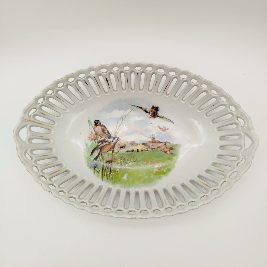 Сухарница овальной формы с прорезным бортом, украшенная изображением пейзажа и птиц, фарфор, деколь, золочение, Западная Европа, 1900-1930 гг.