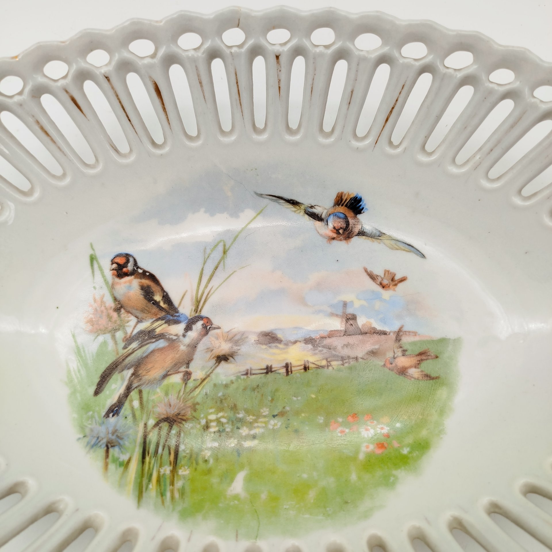 Сухарница овальной формы с прорезным бортом, украшенная изображением пейзажа и птиц, фарфор, деколь, золочение, Западная Европа, 1900-1930 гг.