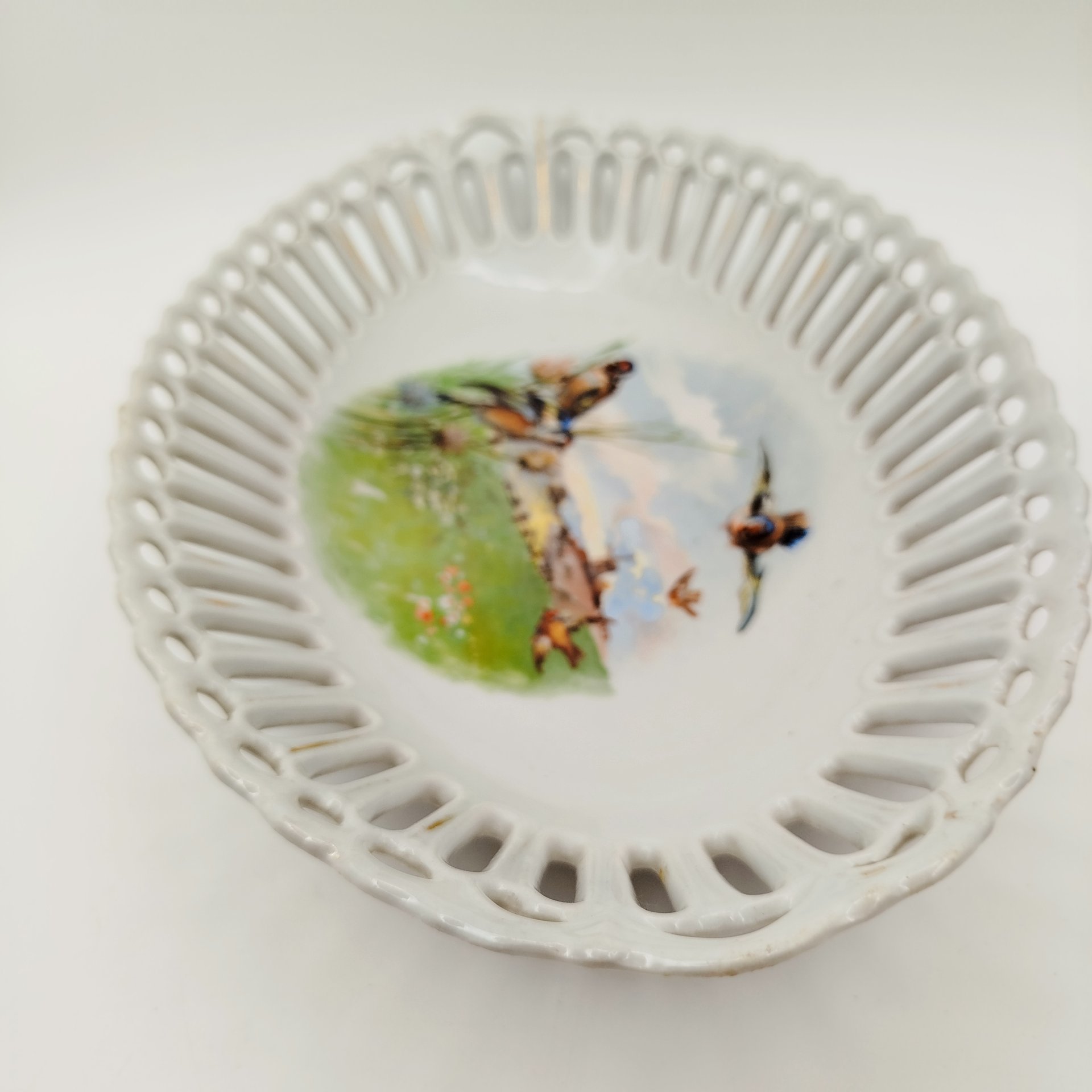 Сухарница овальной формы с прорезным бортом, украшенная изображением пейзажа и птиц, фарфор, деколь, золочение, Западная Европа, 1900-1930 гг.