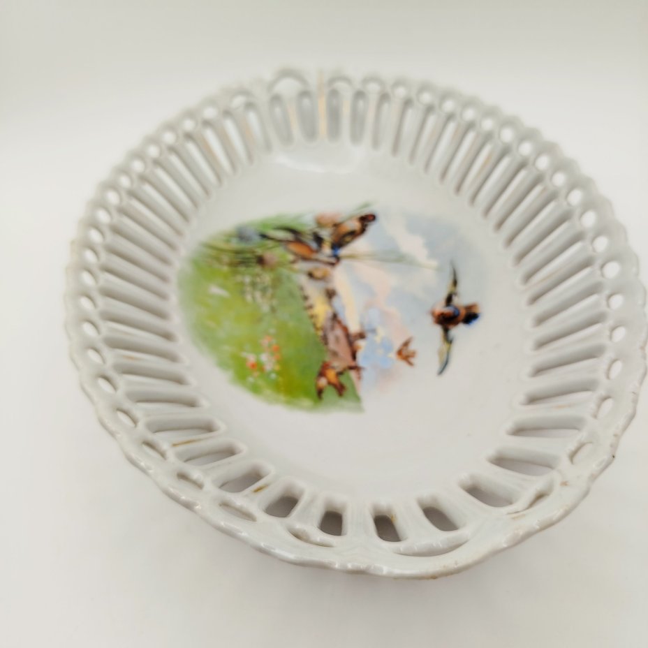 Сухарница овальной формы с прорезным бортом, украшенная изображением пейзажа и птиц