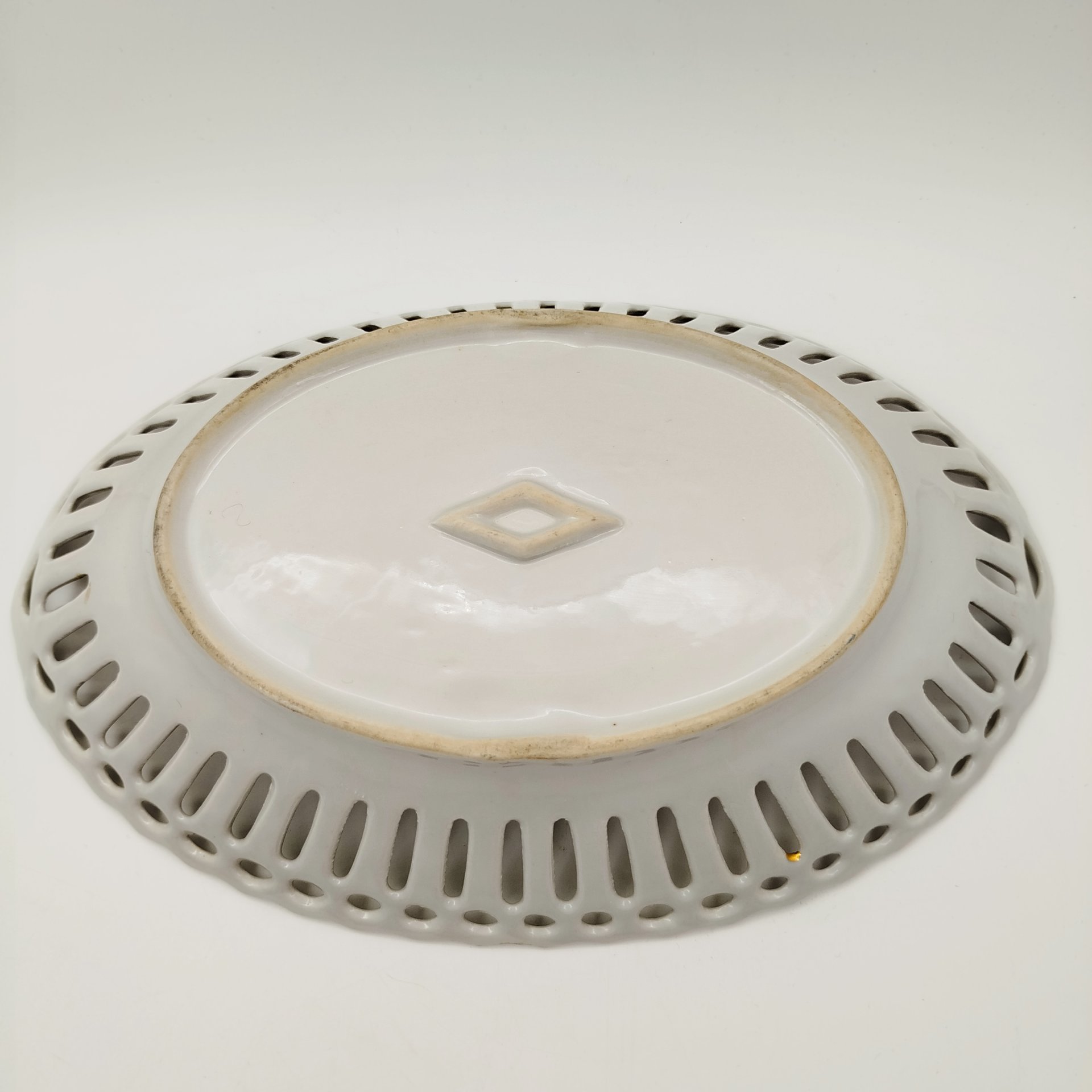 Сухарница овальной формы с прорезным бортом, украшенная изображением пейзажа и птиц, фарфор, деколь, золочение, Западная Европа, 1900-1930 гг.