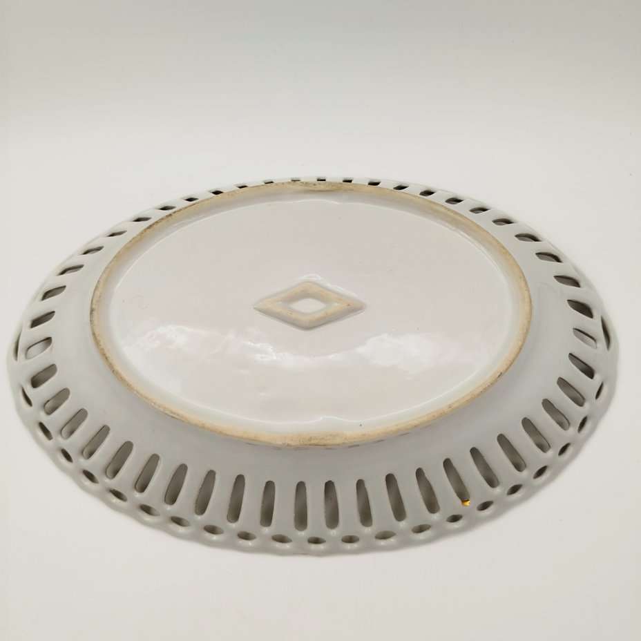 Сухарница овальной формы с прорезным бортом, украшенная изображением пейзажа и птиц