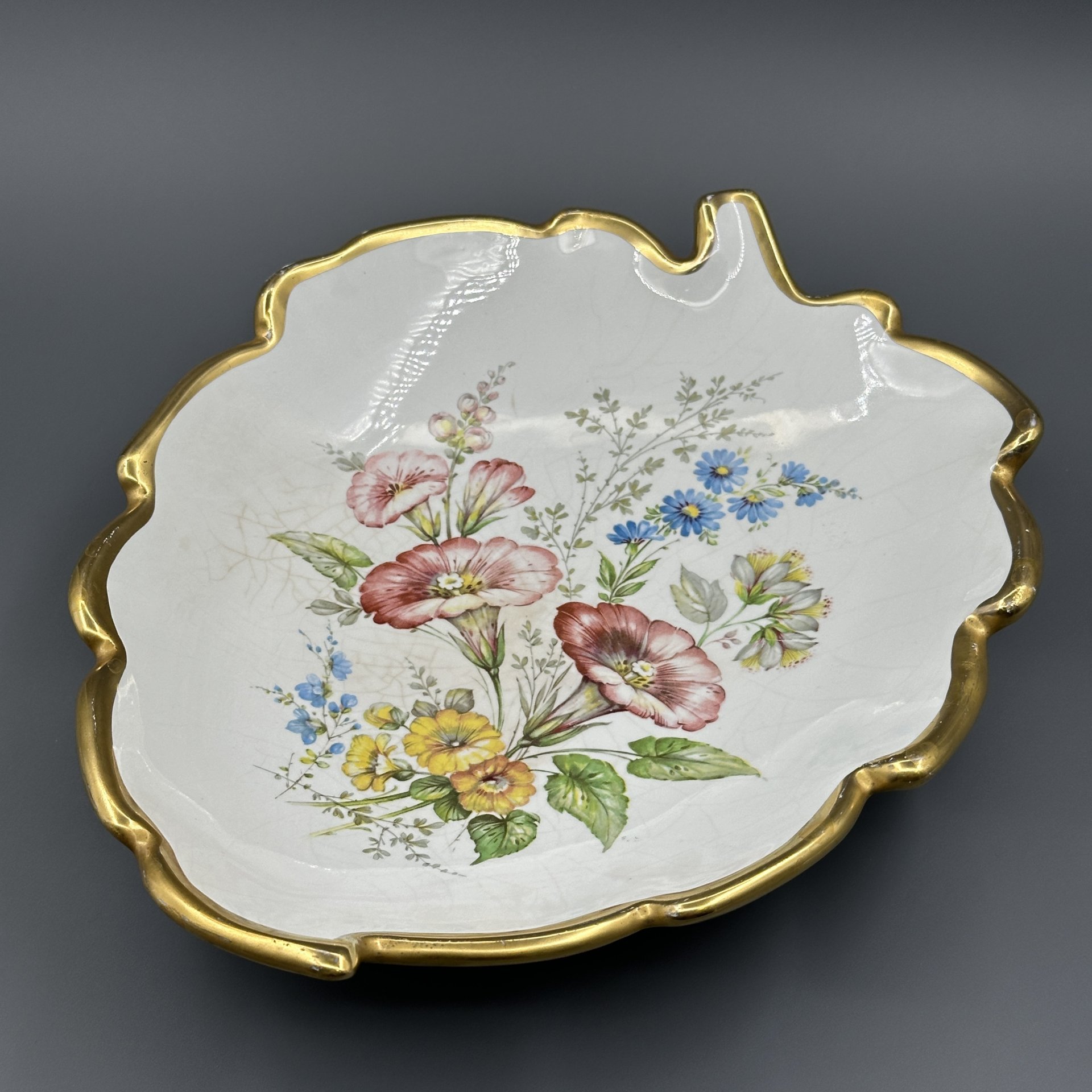 Настенная тарелка в форме листа, украшенная букетом, Porcelaine de Bruxelles, фарфор, деколь, золочение