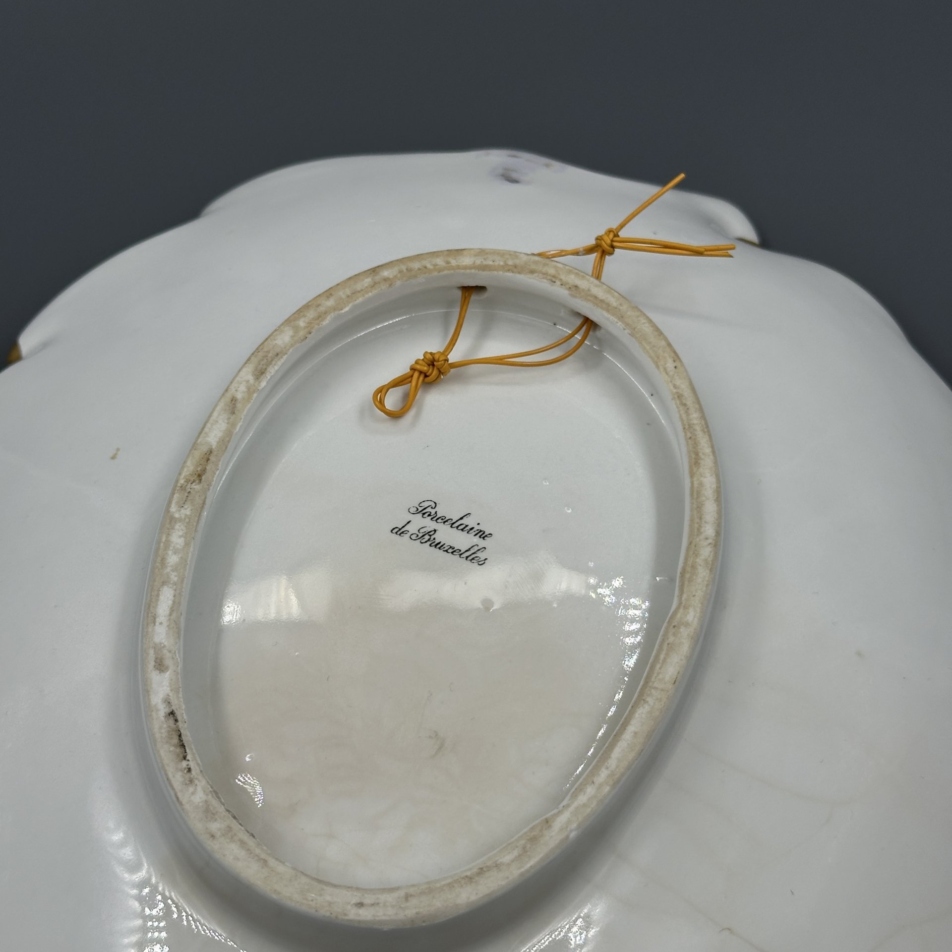 Настенная тарелка в форме листа, украшенная букетом, Porcelaine de Bruxelles, фарфор, деколь, золочение
