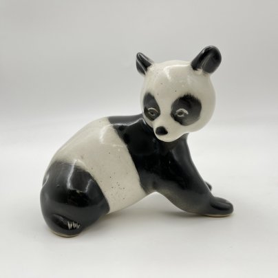 Статуэтка "Панда", автор П.П. Веселов, фарфор, роспись, Ленинградский фарфоровый завод (ЛФЗ), СССР, 1970-1980 гг.