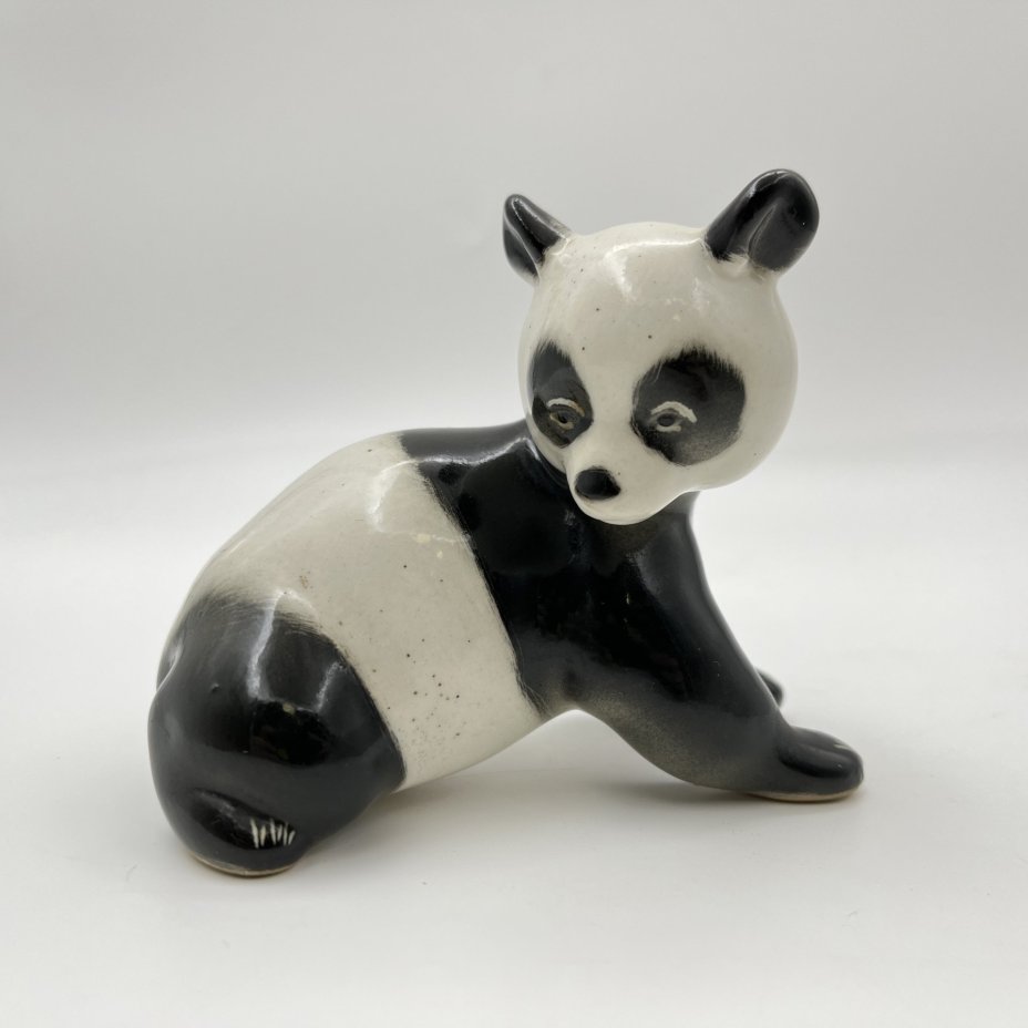Статуэтка "Панда", автор П.П. Веселов, фарфор, роспись, Ленинградский фарфоровый завод (ЛФЗ), СССР, 1970-1980 гг.