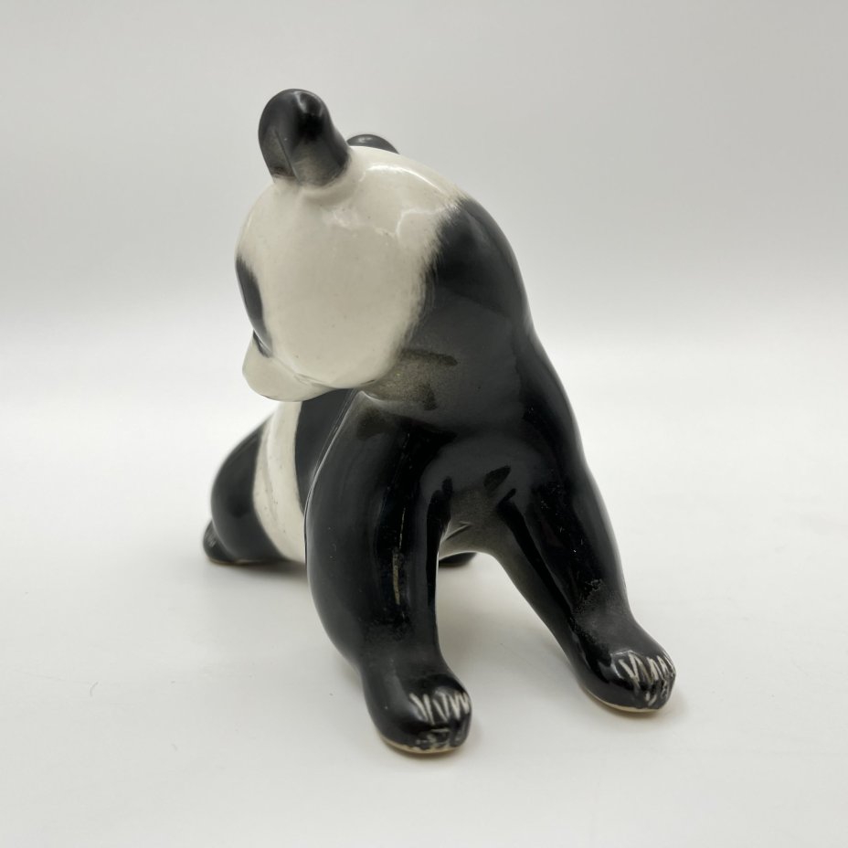 Статуэтка "Панда", автор П.П. Веселов, фарфор, роспись, Ленинградский фарфоровый завод (ЛФЗ), СССР, 1970-1980 гг.