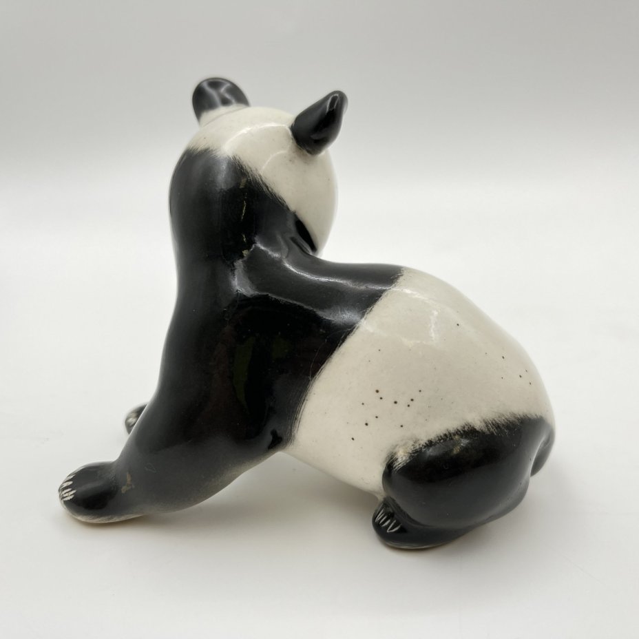Статуэтка "Панда", автор П.П. Веселов, фарфор, роспись, Ленинградский фарфоровый завод (ЛФЗ), СССР, 1970-1980 гг.