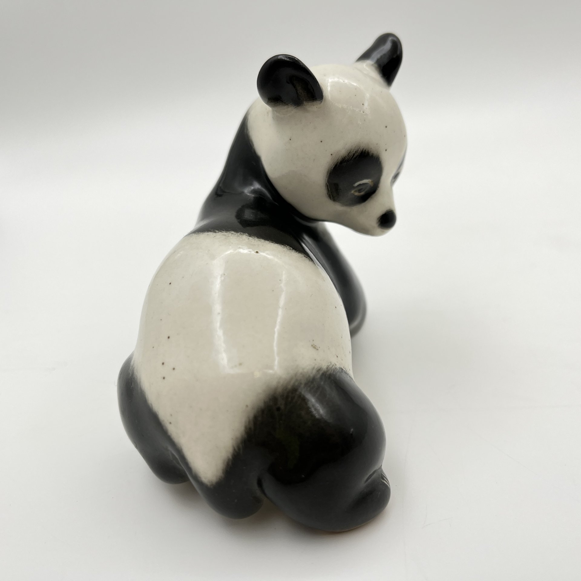 Статуэтка "Панда", автор П.П. Веселов, фарфор, роспись, Ленинградский фарфоровый завод (ЛФЗ), СССР, 1970-1980 гг.