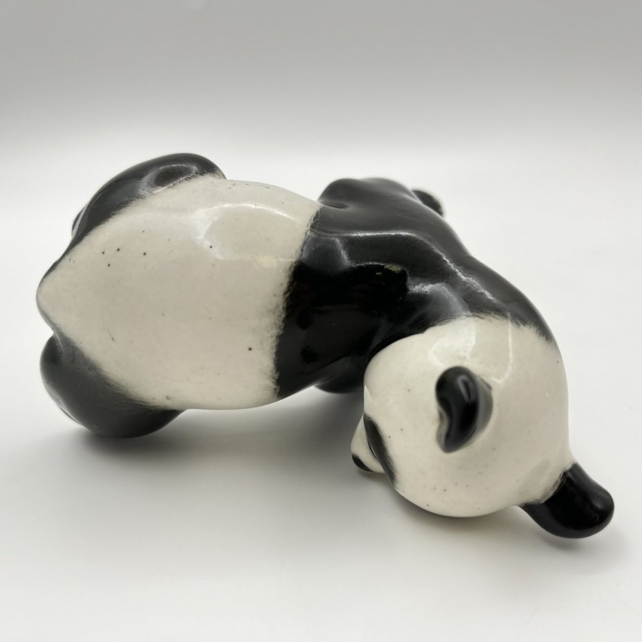 Статуэтка "Панда", автор П.П. Веселов, фарфор, роспись, Ленинградский фарфоровый завод (ЛФЗ), СССР, 1970-1980 гг.