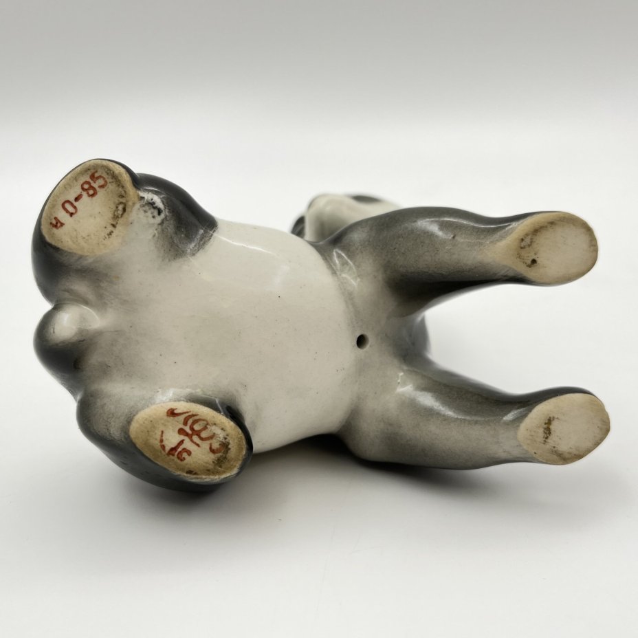 Статуэтка "Панда", автор П.П. Веселов, фарфор, роспись, Ленинградский фарфоровый завод (ЛФЗ), СССР, 1970-1980 гг.