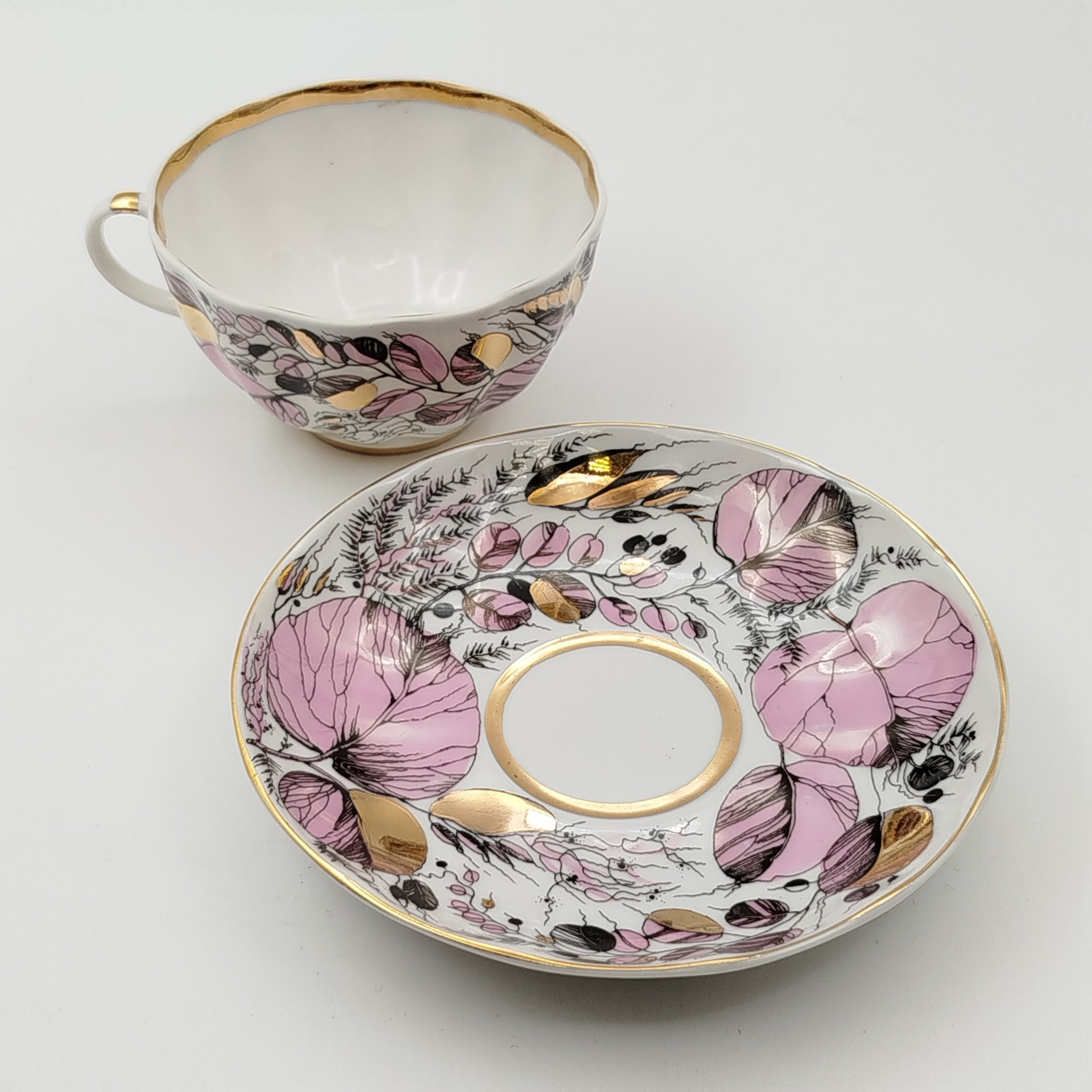 Чайная пара "Мой сад" в розовом оттенке, (из серии "Времена года"), форма "Тюльпан", автор формы С.Е. Яковлева, автор росписи Н.П. Славина