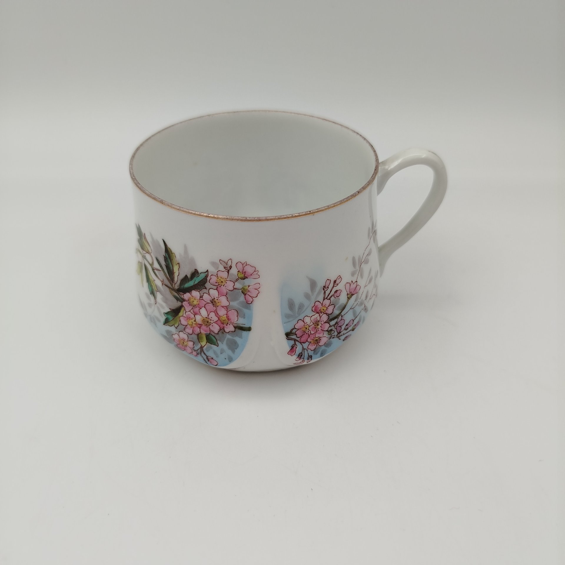 Чашка с расширяющимися книзу туловом и нежным цветочным декором, фарфор, деколь, роспись, золочение, Товарищество М.С. Кузнецова, Российская империя, 1891-1917 гг.