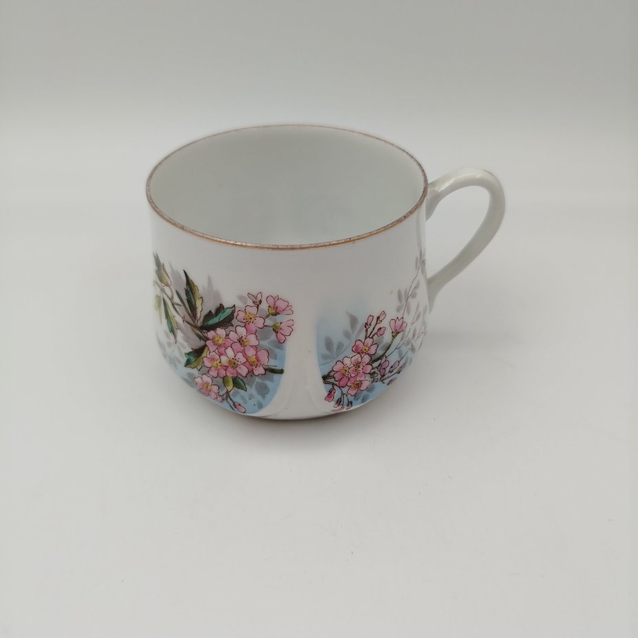 Чашка с расширяющимися книзу туловом и нежным цветочным декором, фарфор, деколь, роспись, золочение, Товарищество М.С. Кузнецова, Российская империя, 1891-1917 гг.