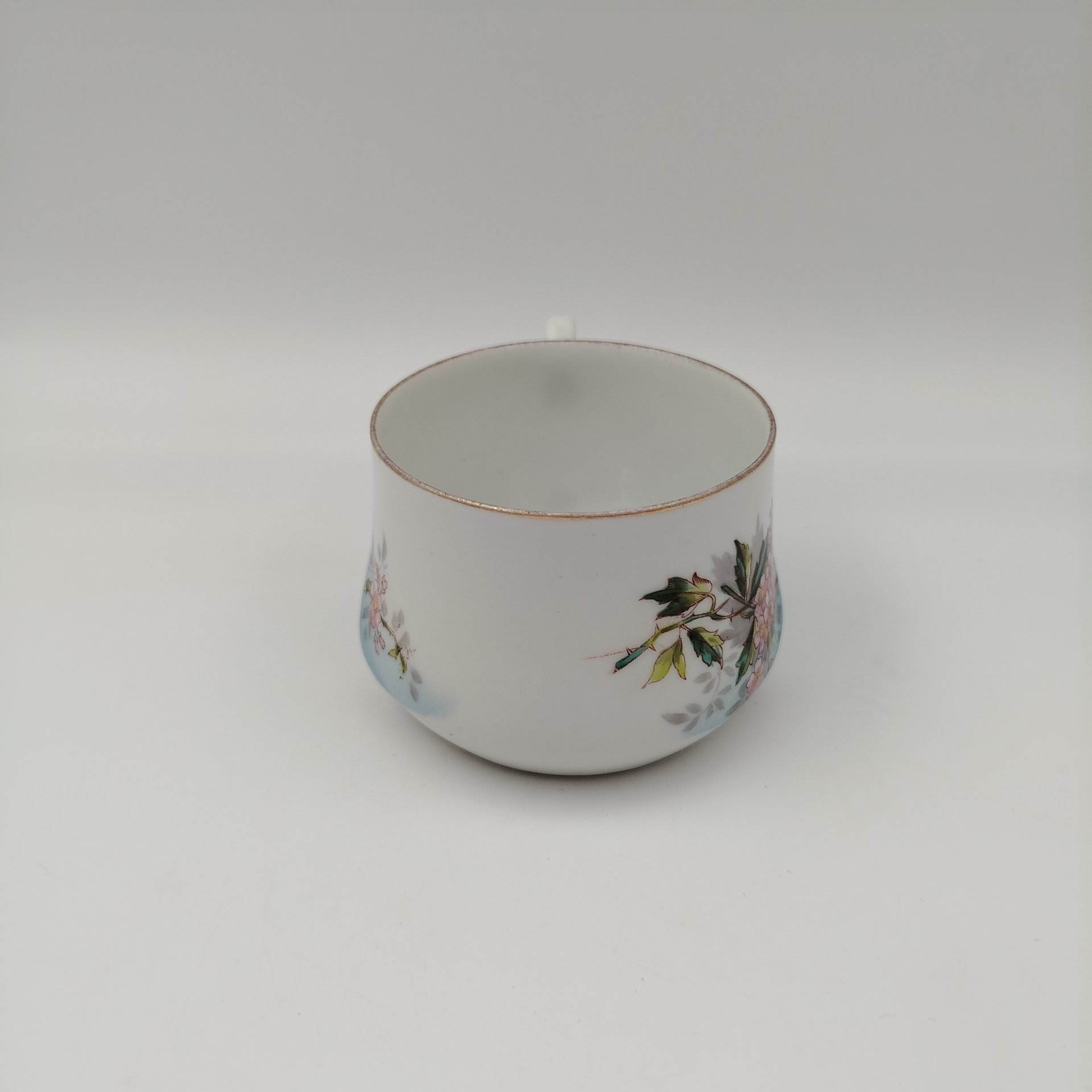 Чашка с расширяющимися книзу туловом и нежным цветочным декором, фарфор, деколь, роспись, золочение, Товарищество М.С. Кузнецова, Российская империя, 1891-1917 гг.