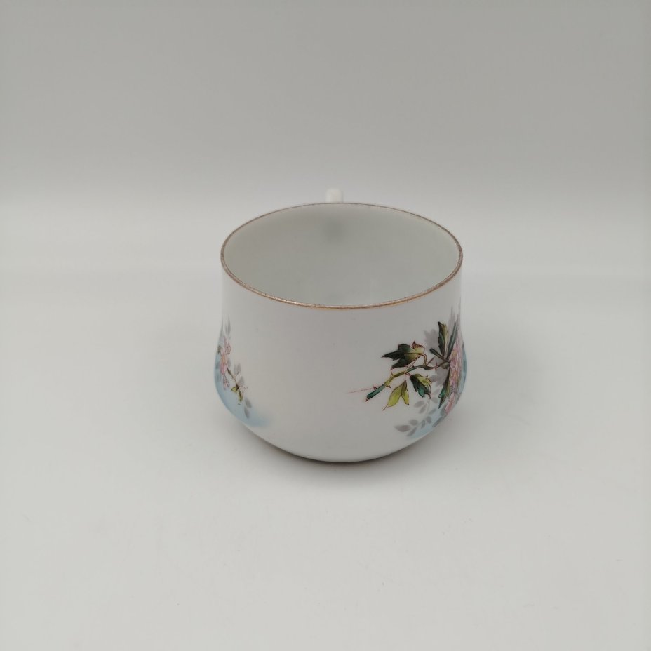 Чашка с расширяющимися книзу туловом и нежным цветочным декором, фарфор, деколь, роспись, золочение, Товарищество М.С. Кузнецова, Российская империя, 1891-1917 гг.