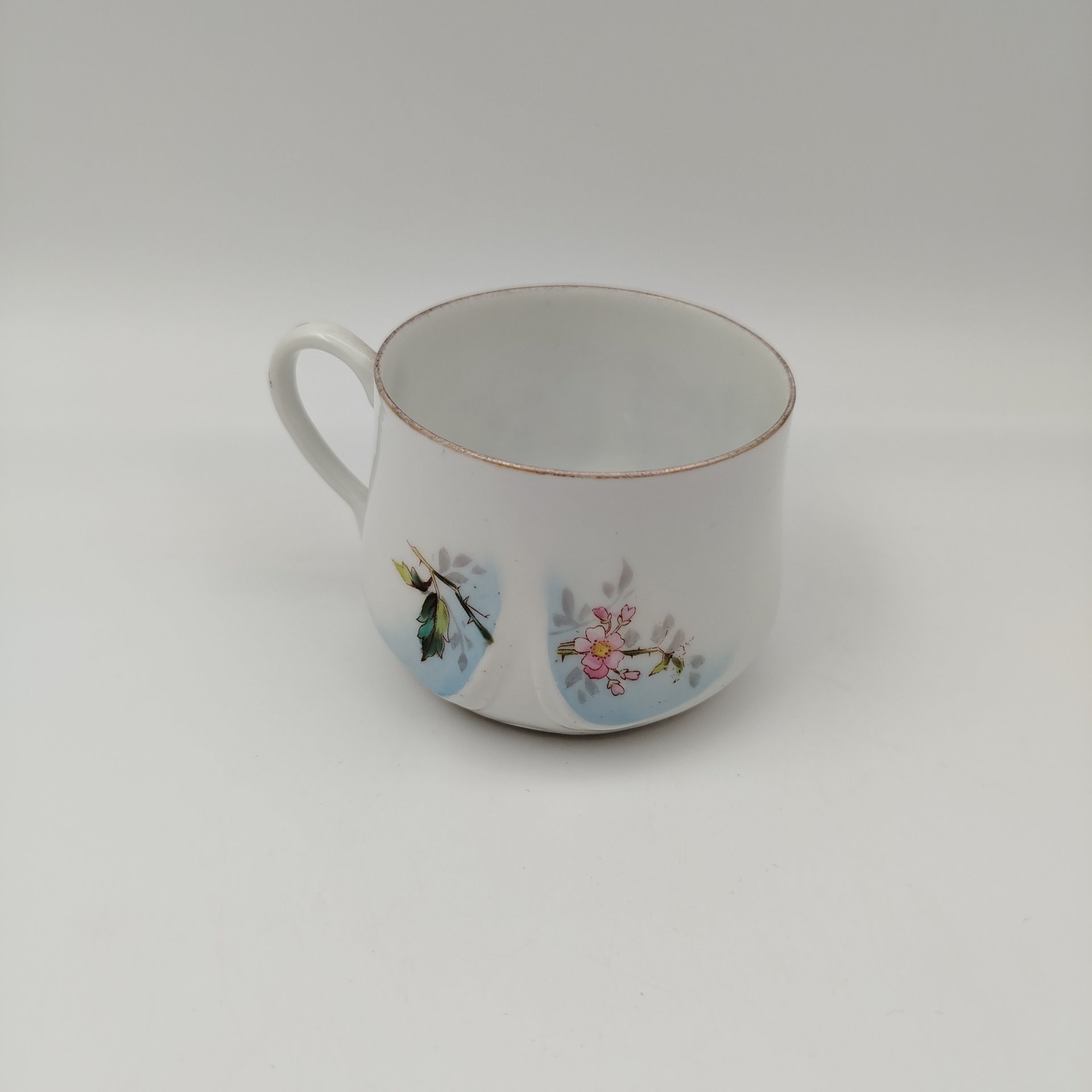 Чашка с расширяющимися книзу туловом и нежным цветочным декором, фарфор, деколь, роспись, золочение, Товарищество М.С. Кузнецова, Российская империя, 1891-1917 гг.