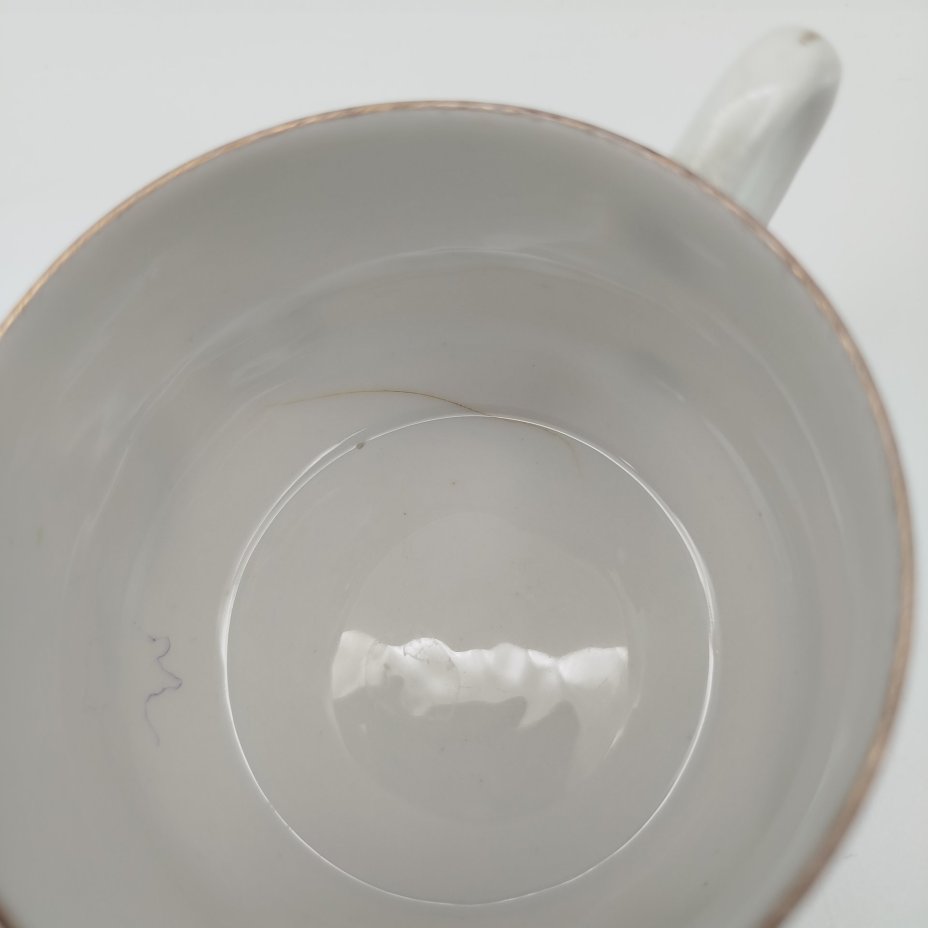 Чашка с расширяющимися книзу туловом и нежным цветочным декором, фарфор, деколь, роспись, золочение, Товарищество М.С. Кузнецова, Российская империя, 1891-1917 гг.