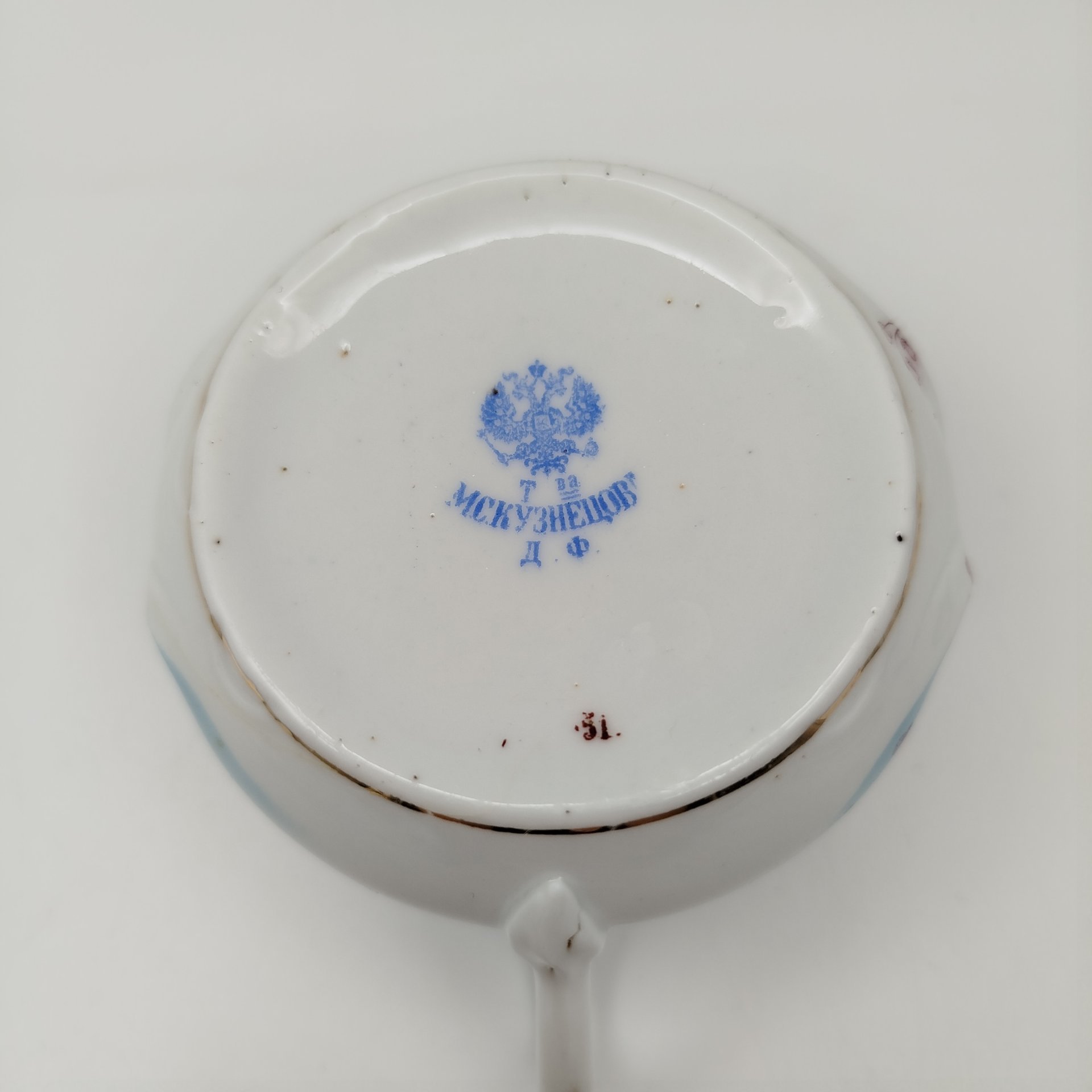 Чашка с расширяющимися книзу туловом и нежным цветочным декором, фарфор, деколь, роспись, золочение, Товарищество М.С. Кузнецова, Российская империя, 1891-1917 гг.