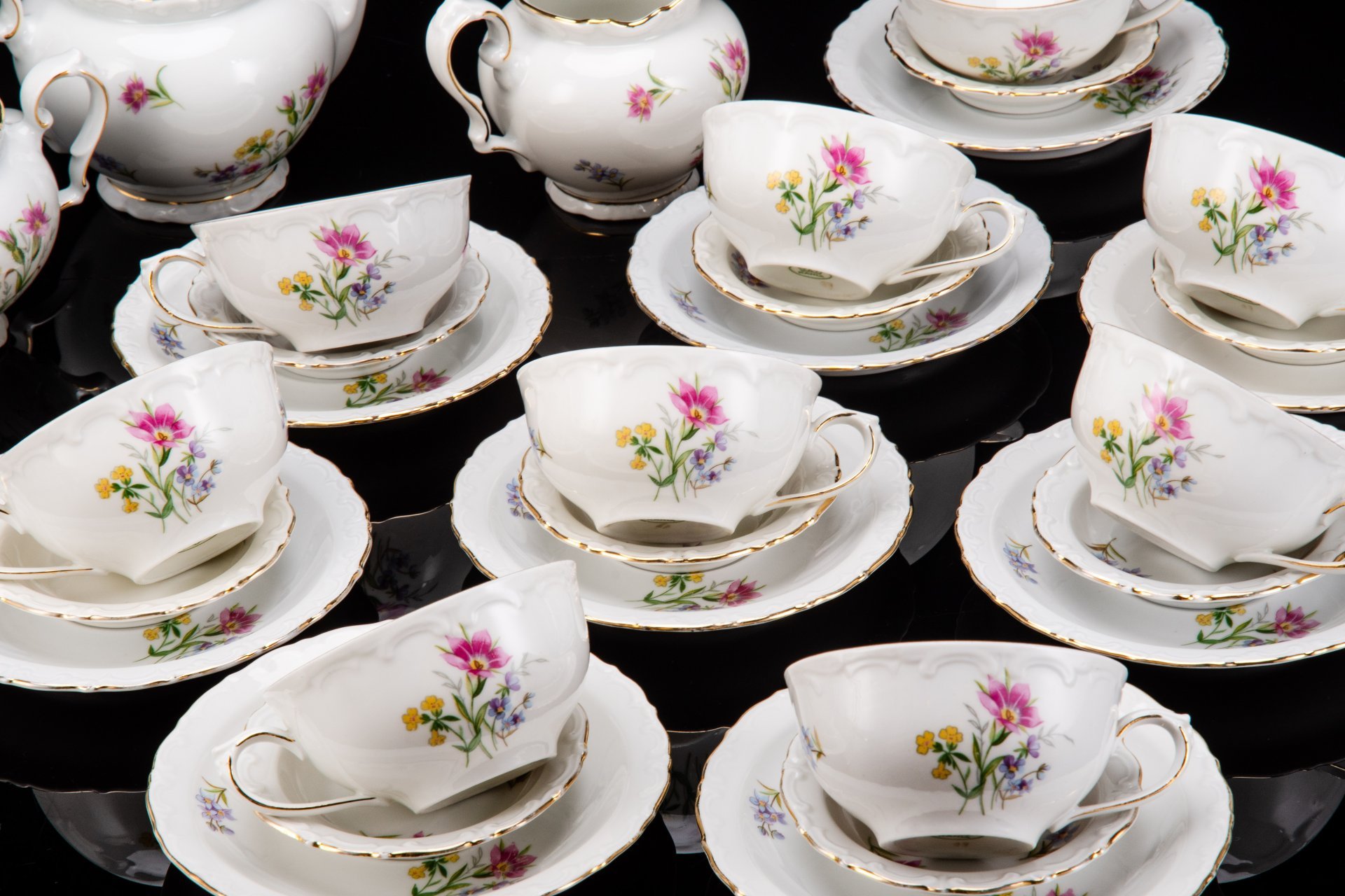 Сервиз чайный с цветочным декором на 10 персон (33 предмета), фарфор, деколь, золочение, Kahla, ГДР, 1960-1990 гг.