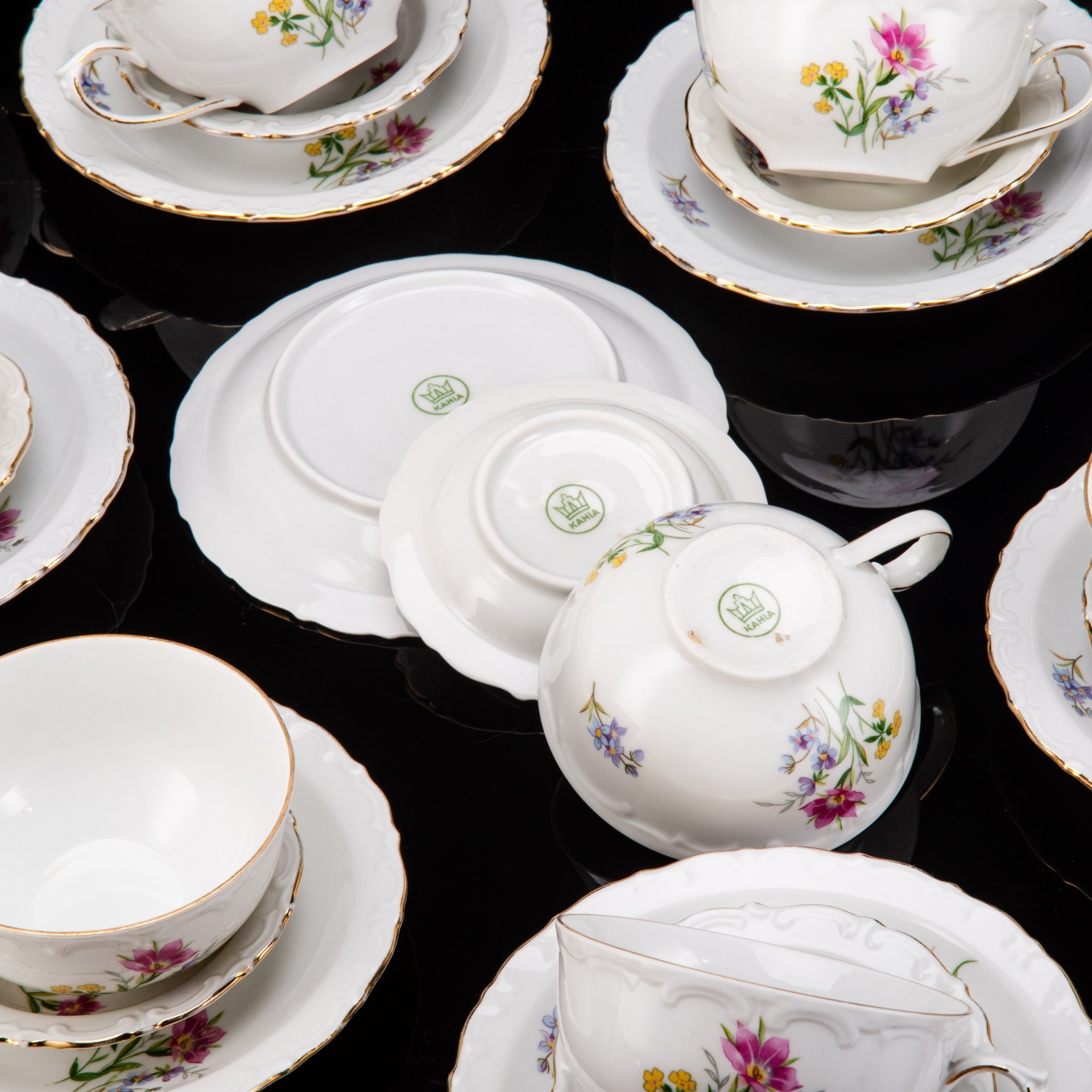 Сервиз чайный с цветочным декором на 10 персон (33 предмета), фарфор, деколь, золочение, Kahla, ГДР, 1960-1990 гг.