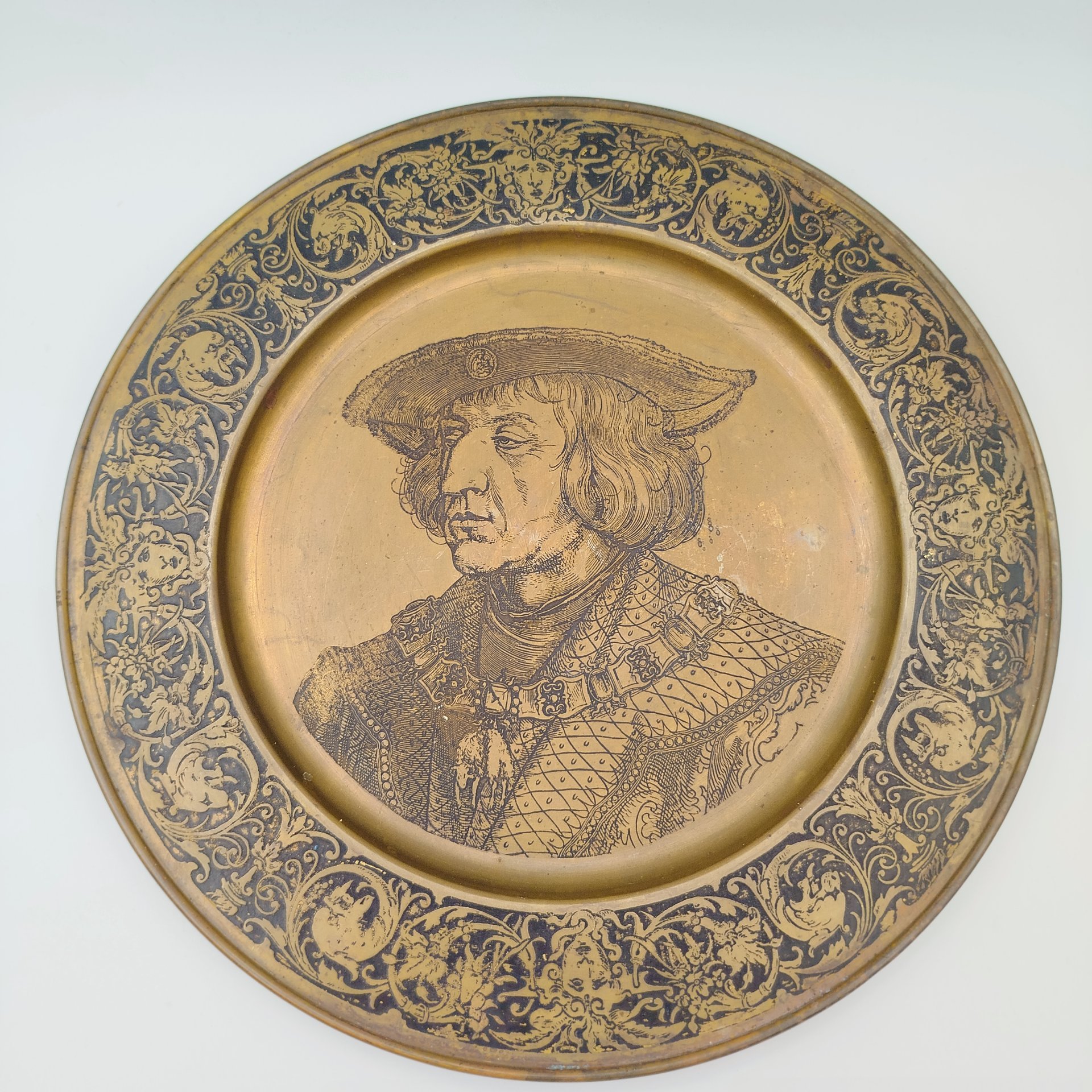 Блюдо настенное с портретом Альбрехта Дюрера и орнаментальным декором