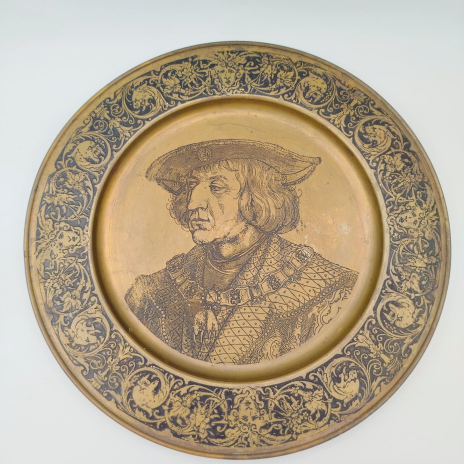 Блюдо настенное с портретом Альбрехта Дюрера и орнаментальным декором
