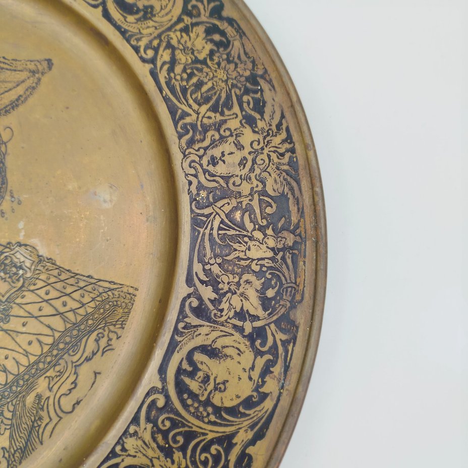 Блюдо настенное с портретом Альбрехта Дюрера и орнаментальным декором