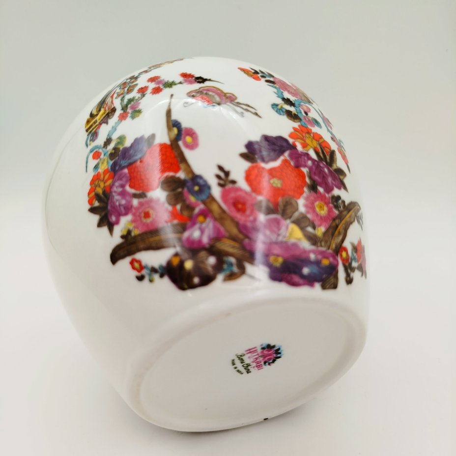 Ваза шарообразной формы, украшенная экзотическим цветочным декором, фарфор, деколь, золочение, Hitkari Potteries, Индия, 1980-2000 гг.