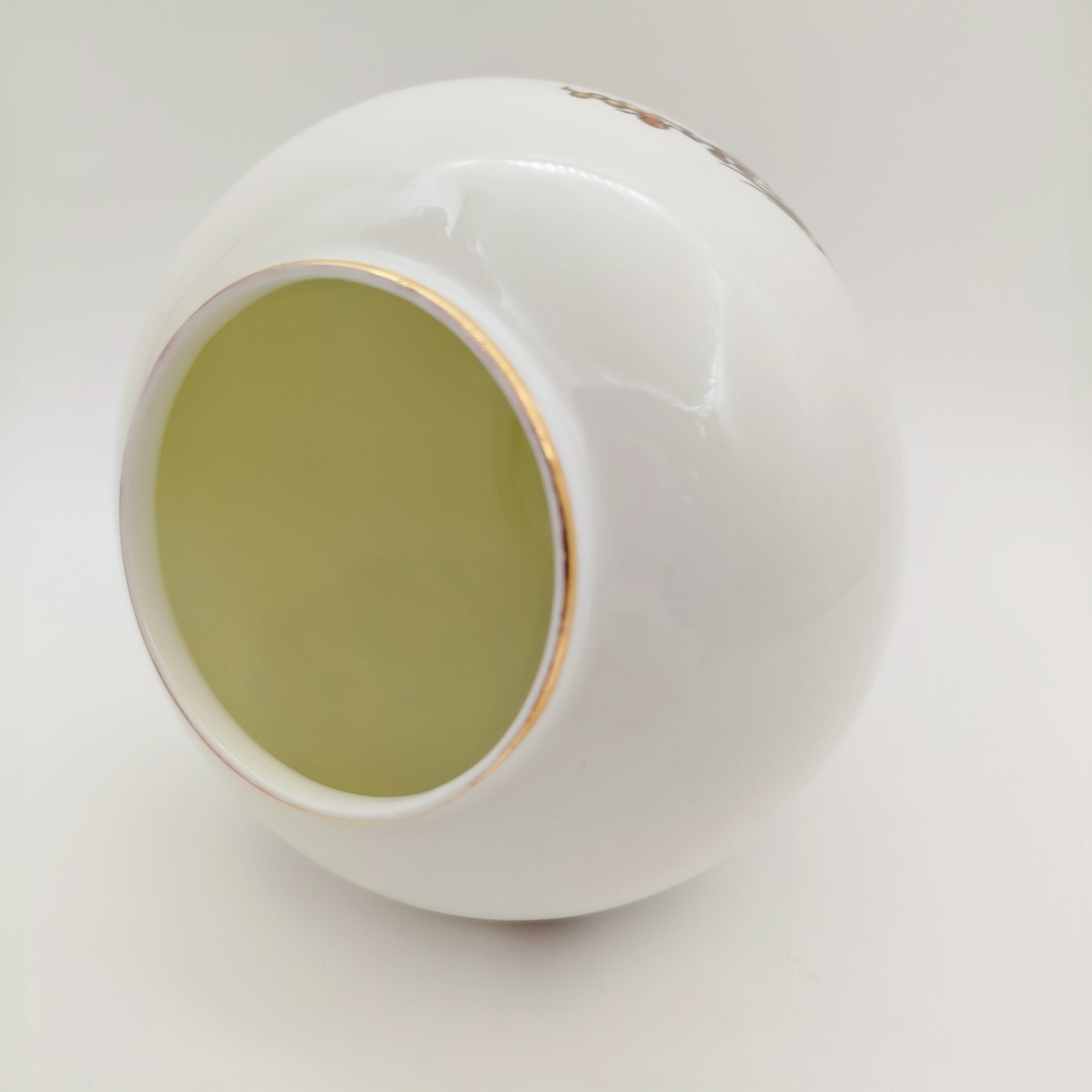 Ваза шарообразной формы, украшенная экзотическим цветочным декором, фарфор, деколь, золочение, Hitkari Potteries, Индия, 1980-2000 гг.