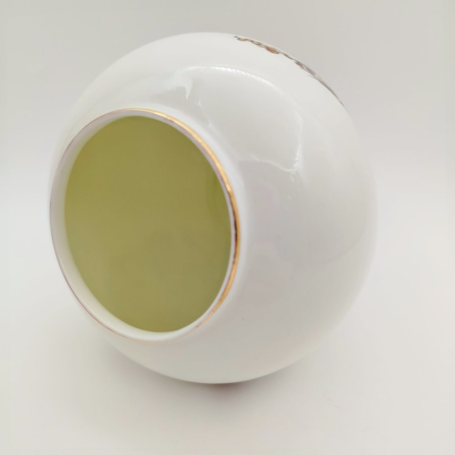 Ваза шарообразной формы, украшенная экзотическим цветочным декором, фарфор, деколь, золочение, Hitkari Potteries, Индия, 1980-2000 гг.