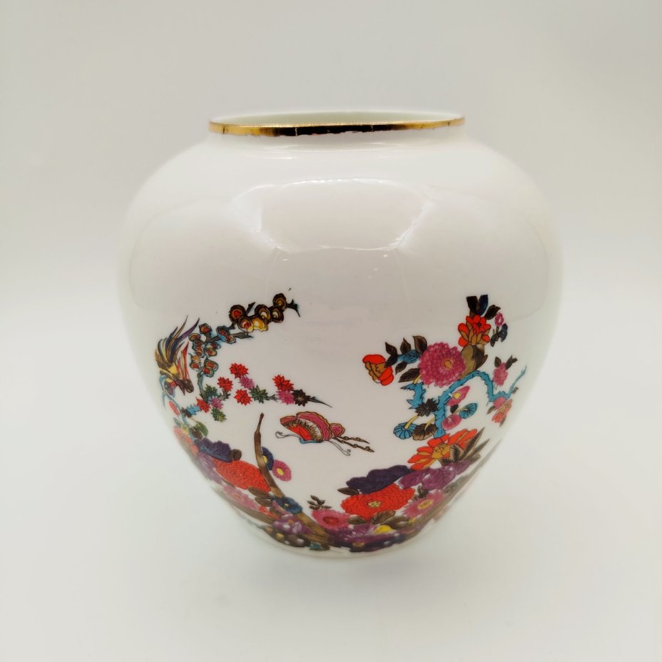 Ваза шарообразной формы, украшенная экзотическим цветочным декором, Hitkari Potteries