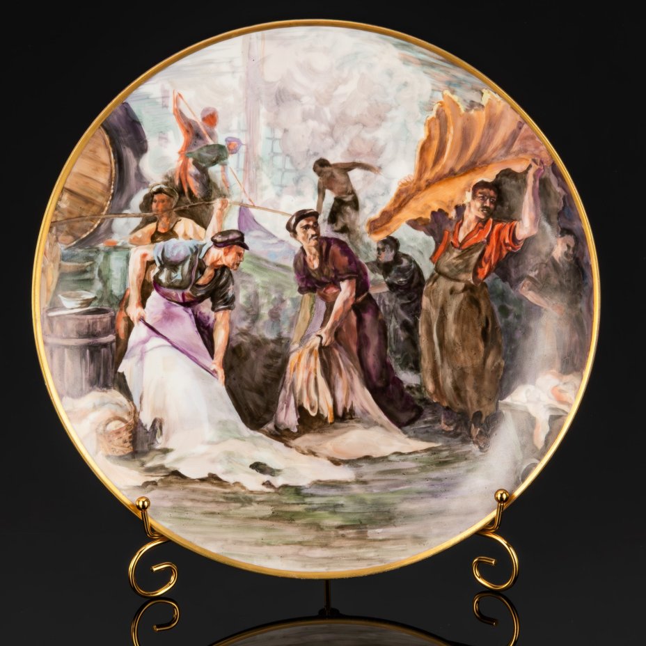 Блюдо настенное с изображением картины Г.К. Савицкого "Кожевенный завод" (1924 год)