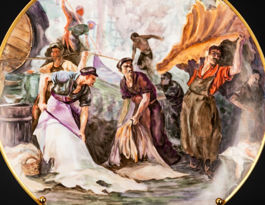 Блюдо настенное с изображением картины Г.К. Савицкого "Кожевенный завод" (1924 год)