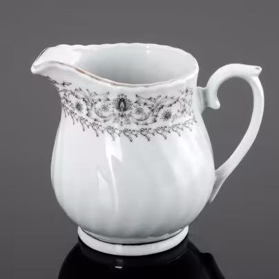 Молочник с рифлёным туловом и монохромным растительным орнаментом