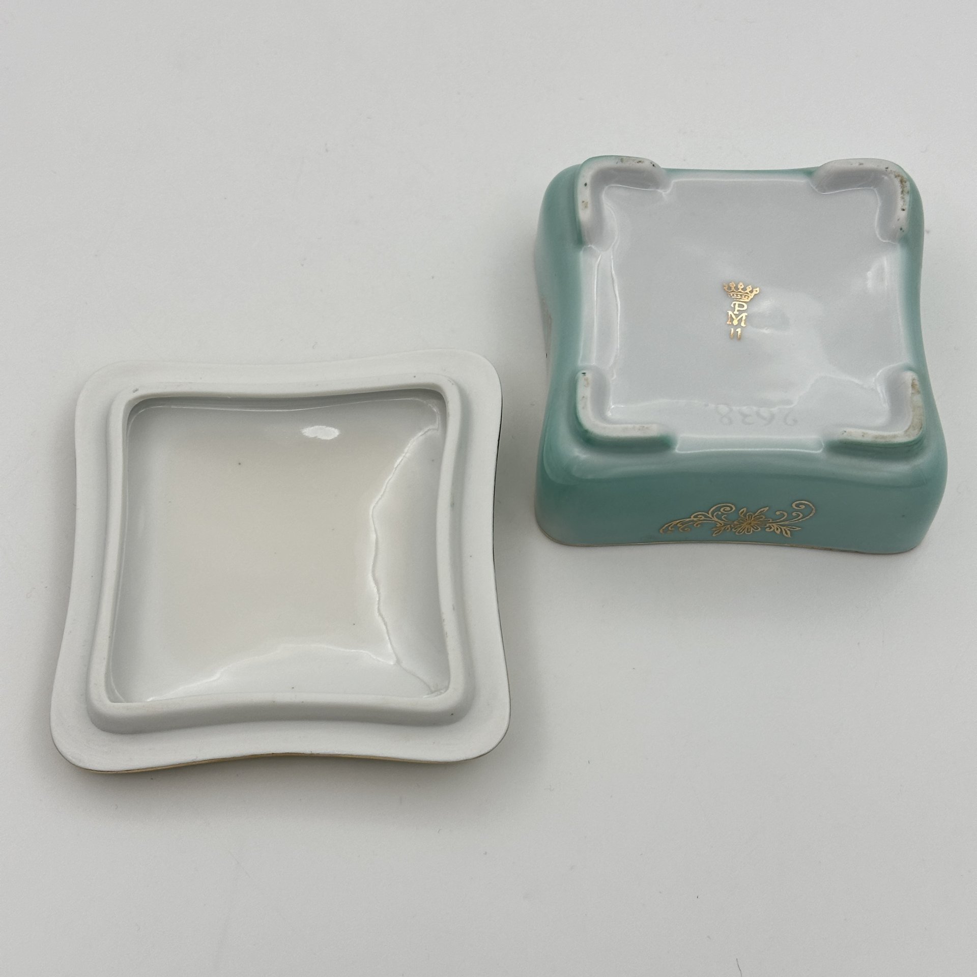 Шкатулка бирюзового цвета с декором в виде букета и растительного орнамента, Martinroda Friedrich Eger & Co. (PM)