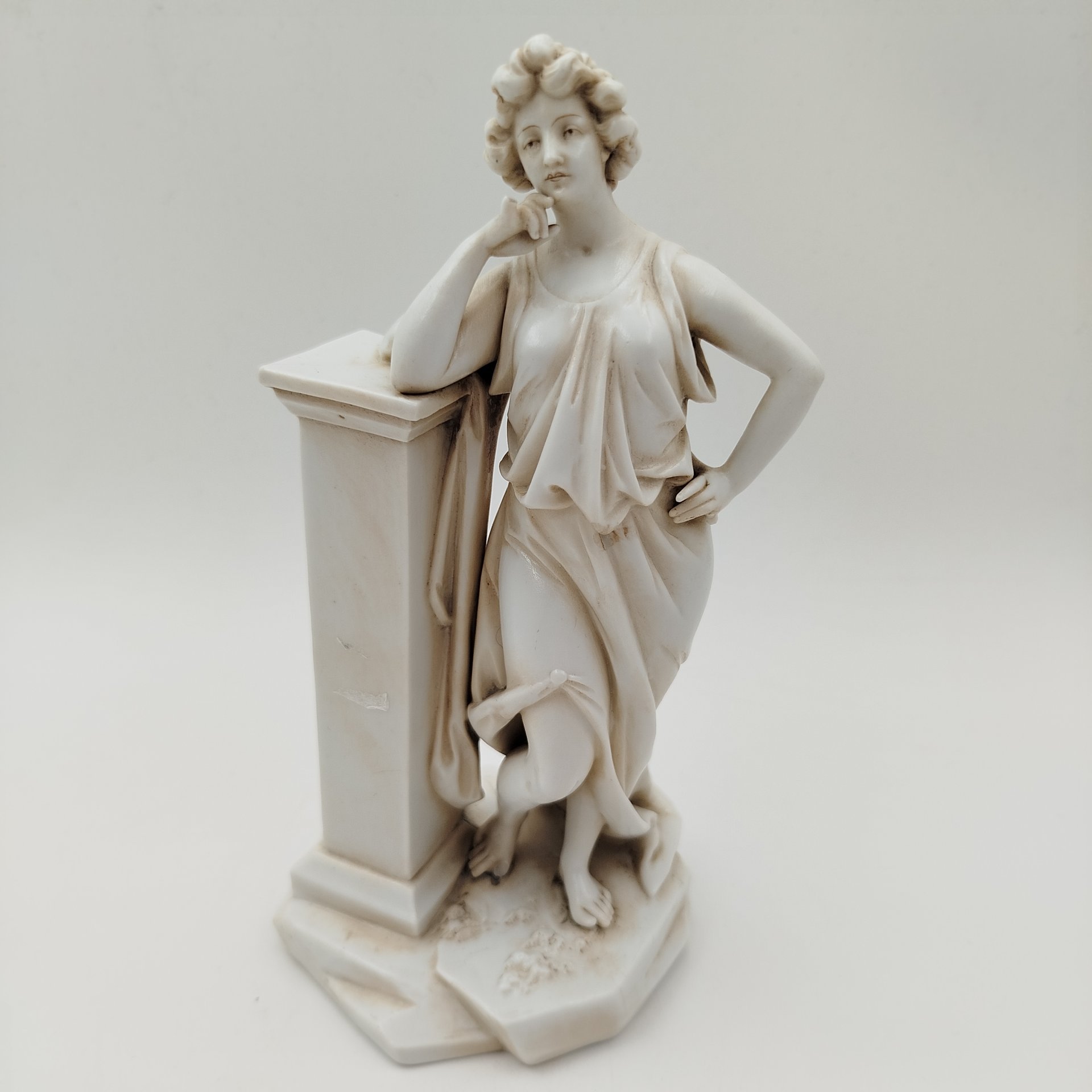 Статуэтка "Античная девушка у колонны", Volkstedt Porcelain porcelain factory - Richard Eckert & Co, фарфор, Германия, 1894-1918 гг.