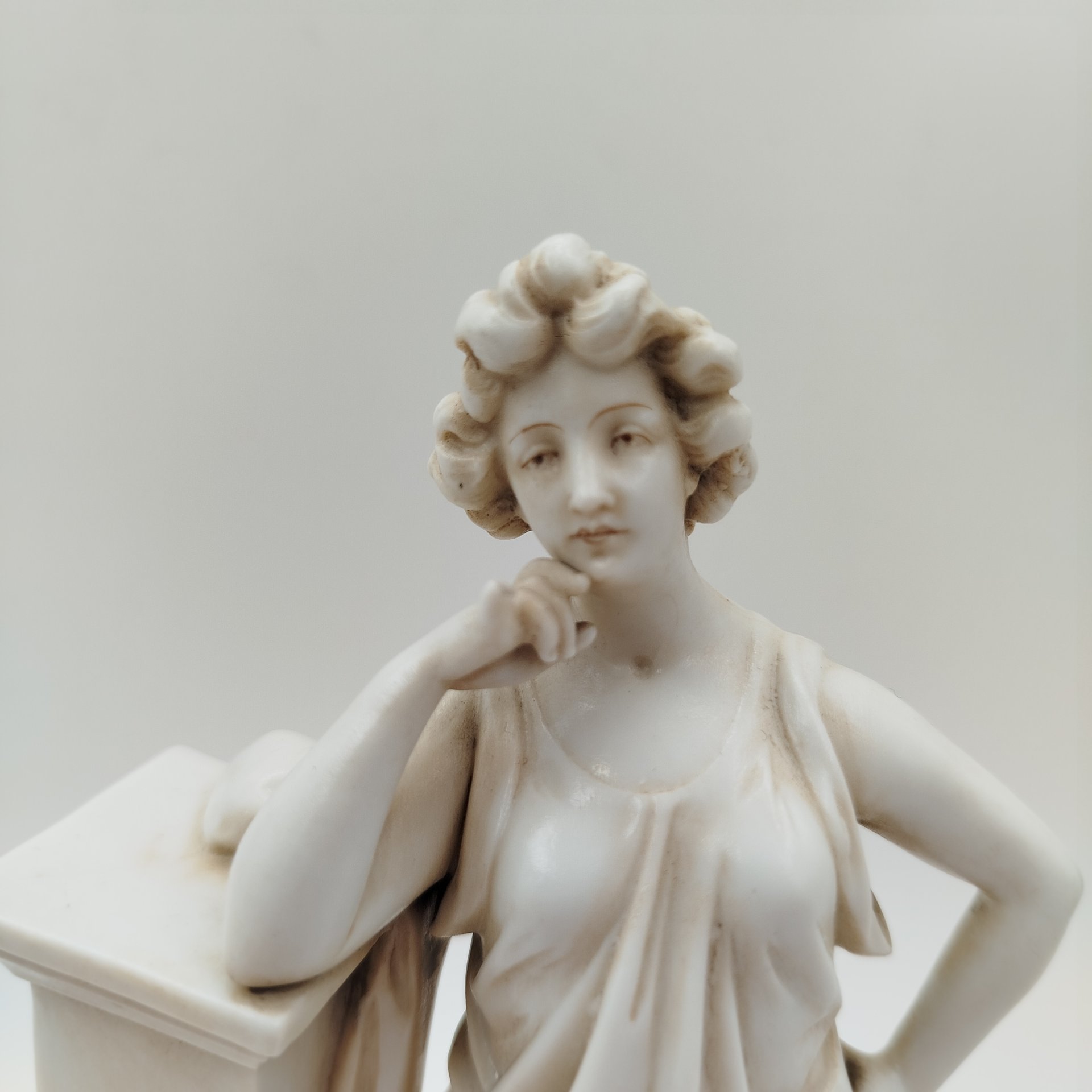 Статуэтка "Античная девушка у колонны", Volkstedt Porcelain porcelain factory - Richard Eckert & Co, фарфор, Германия, 1894-1918 гг.