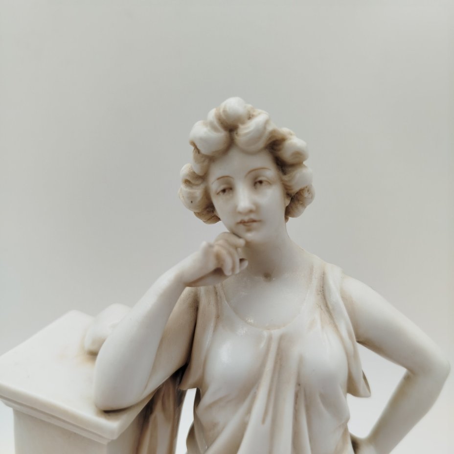 Статуэтка "Античная девушка у колонны", Volkstedt Porcelain porcelain factory - Richard Eckert & Co, фарфор, Германия, 1894-1918 гг.
