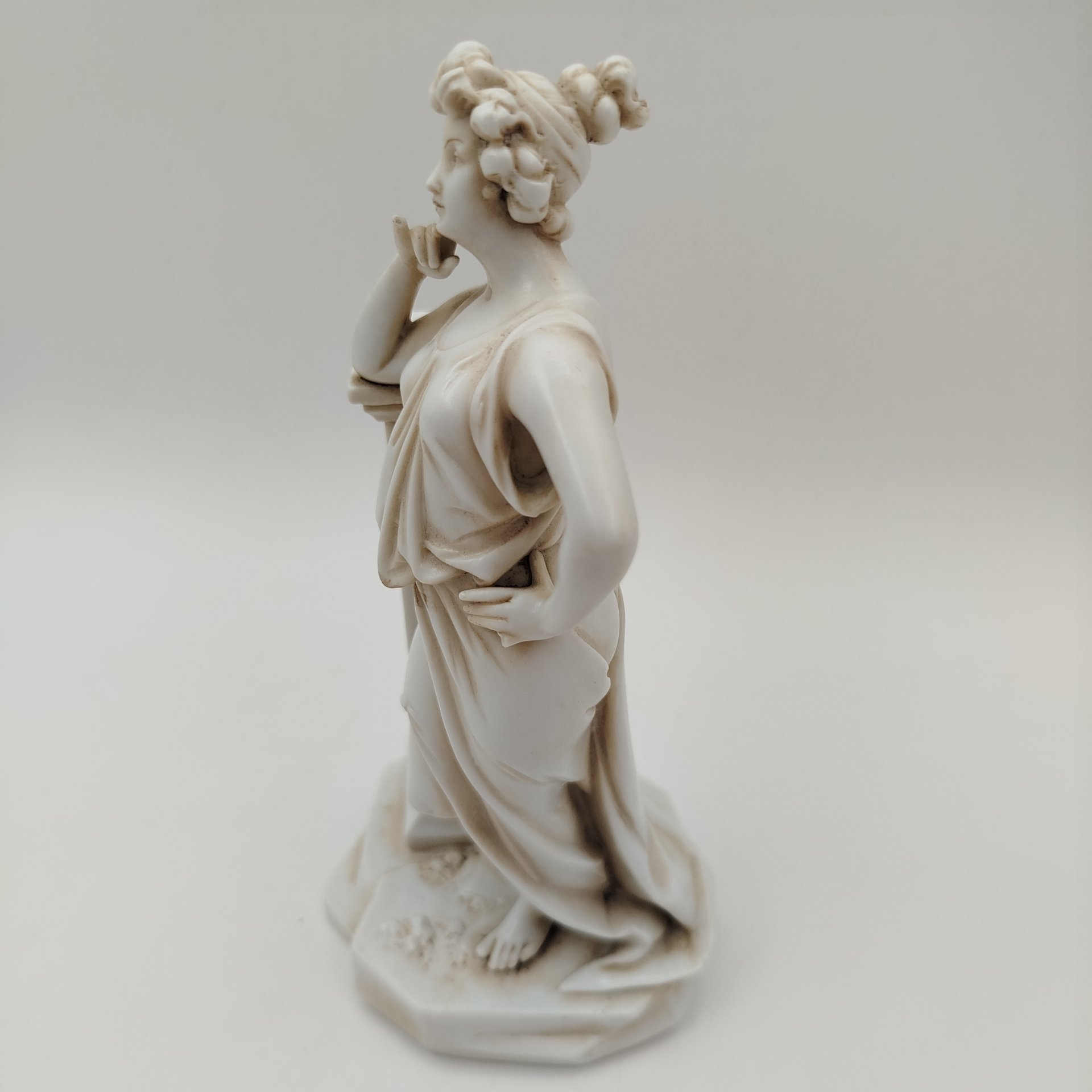 Статуэтка "Античная девушка у колонны", Volkstedt Porcelain porcelain factory - Richard Eckert & Co, фарфор, Германия, 1894-1918 гг.