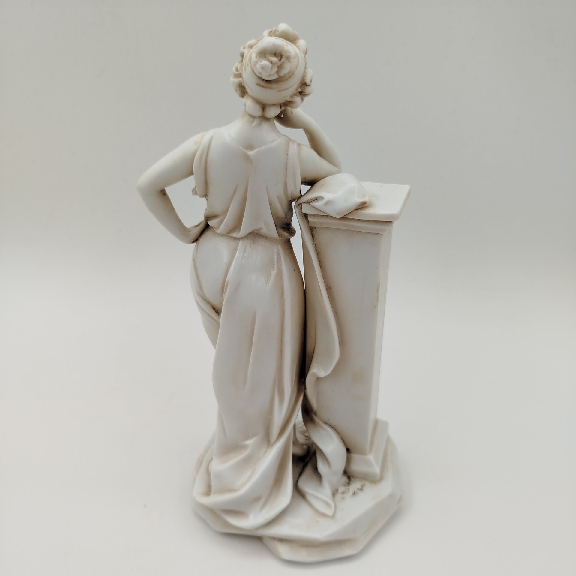 Статуэтка "Античная девушка у колонны", Volkstedt Porcelain porcelain factory - Richard Eckert & Co, фарфор, Германия, 1894-1918 гг.