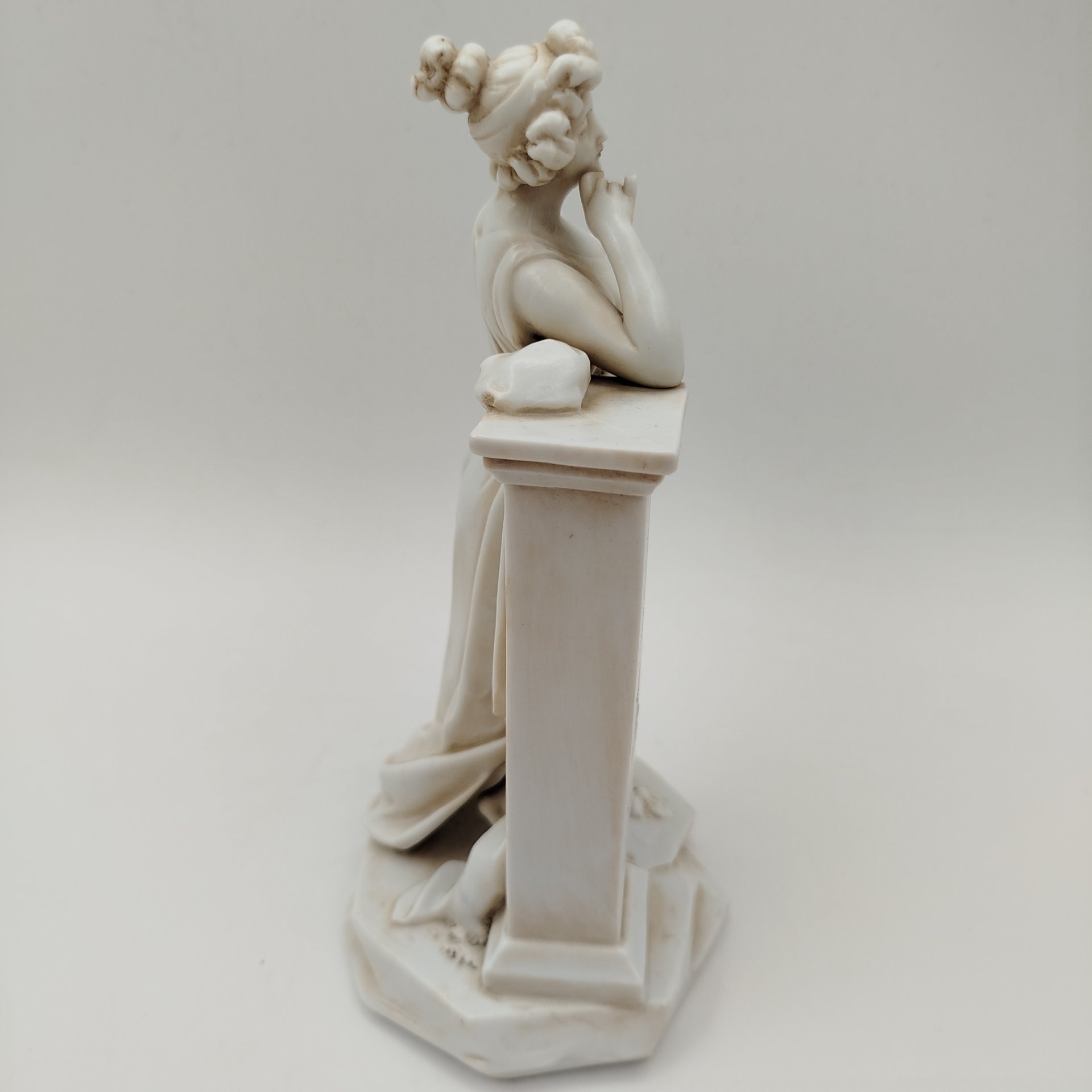 Статуэтка "Античная девушка у колонны", Volkstedt Porcelain porcelain factory - Richard Eckert & Co, фарфор, Германия, 1894-1918 гг.