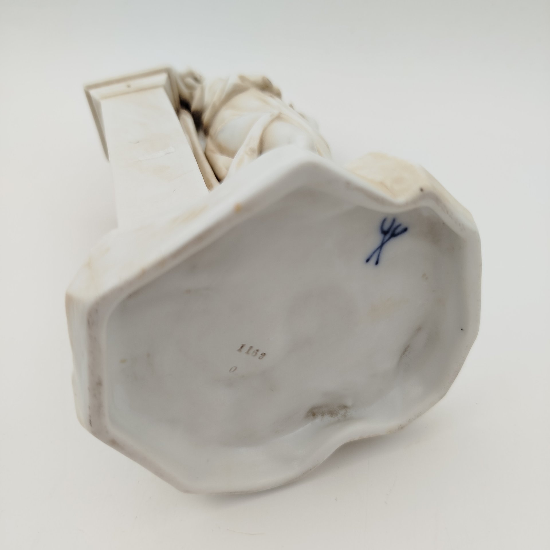Статуэтка "Античная девушка у колонны", Volkstedt Porcelain porcelain factory - Richard Eckert & Co, фарфор, Германия, 1894-1918 гг.