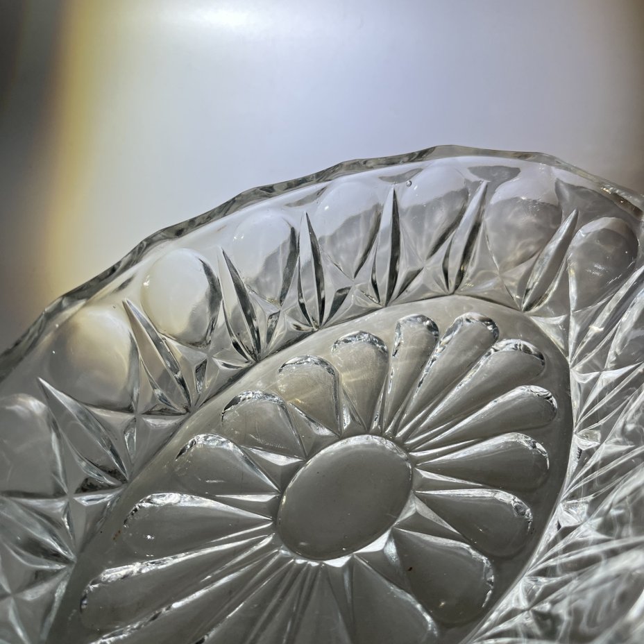 Салатник овальной формы с геометрическим декором